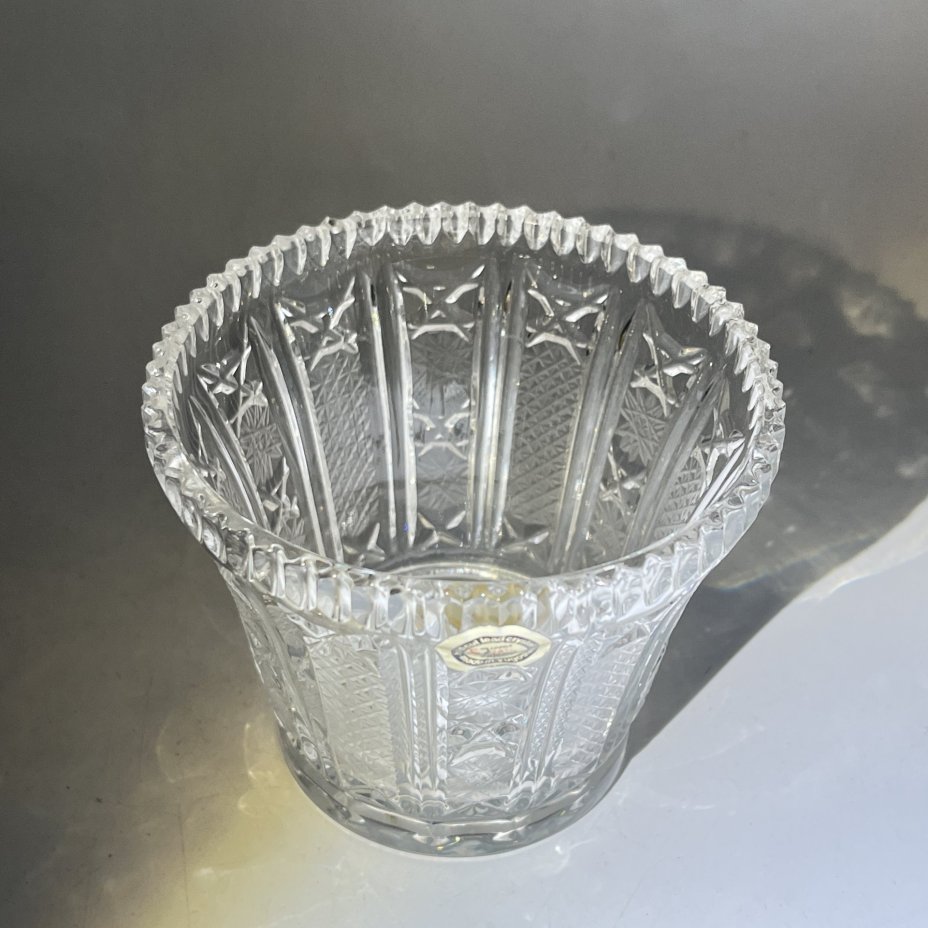 Конфетница с резным геометрическим декором