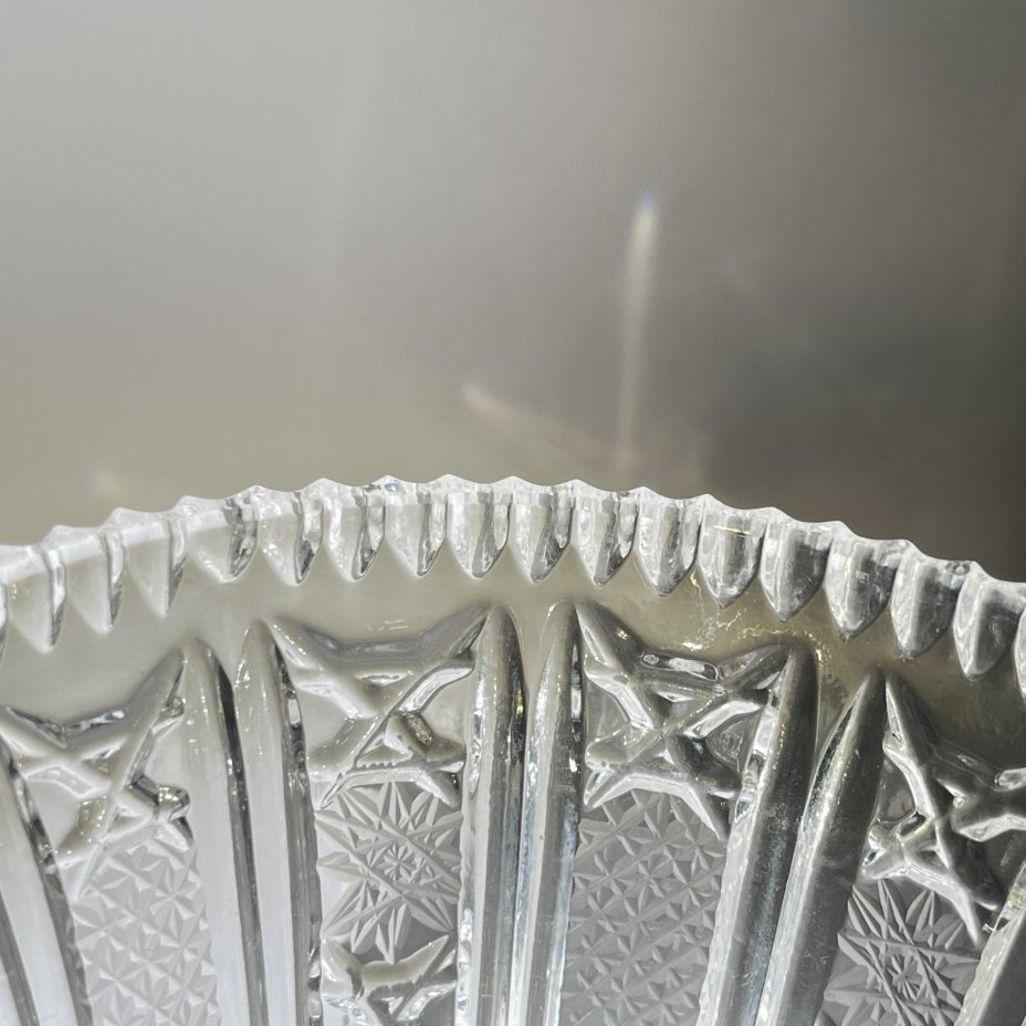 Конфетница с резным геометрическим декором