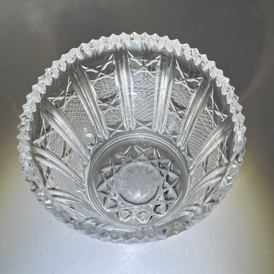 Конфетница с резным геометрическим декором