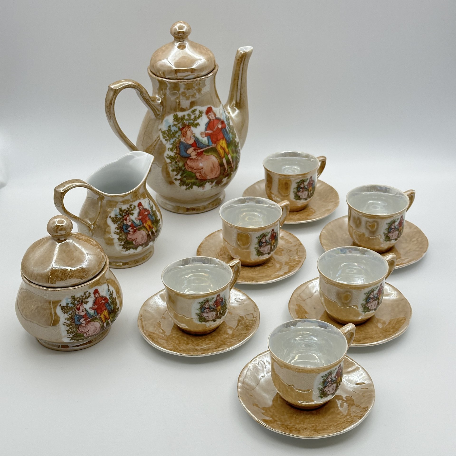 Кофейный сервиз на 6 персон, украшенный галантными сценами
