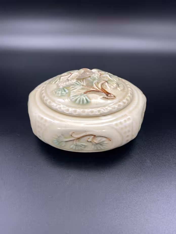 Шкатулка с рельефным растительным декором, Конаковский фаянсовый завод им. М.И. Калинина (ЗиК Конаково)