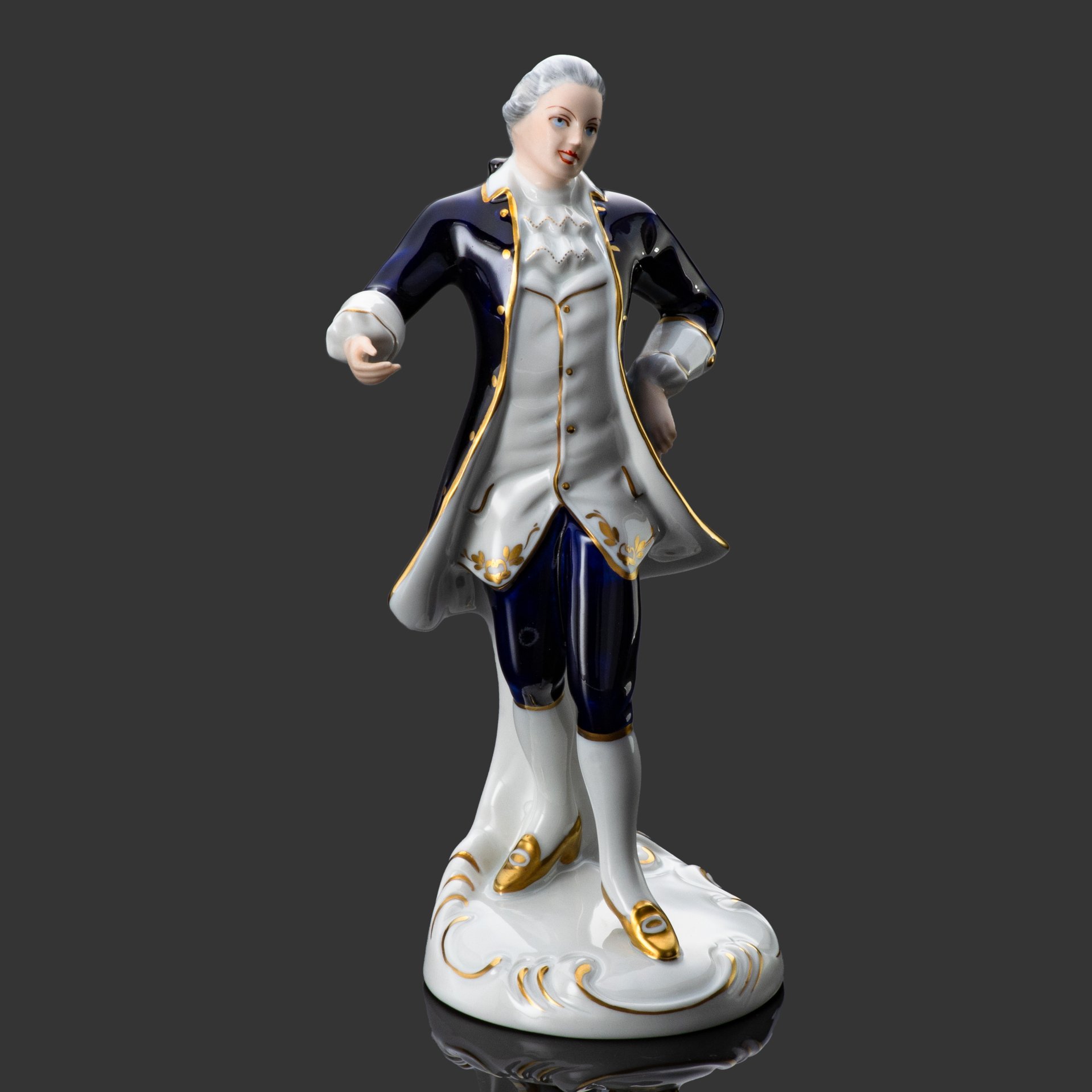 Статуэтка "Кавалер в камзоле", фарфор, бисквит, кобальт, роспись, Royal Dux, Royal Dux