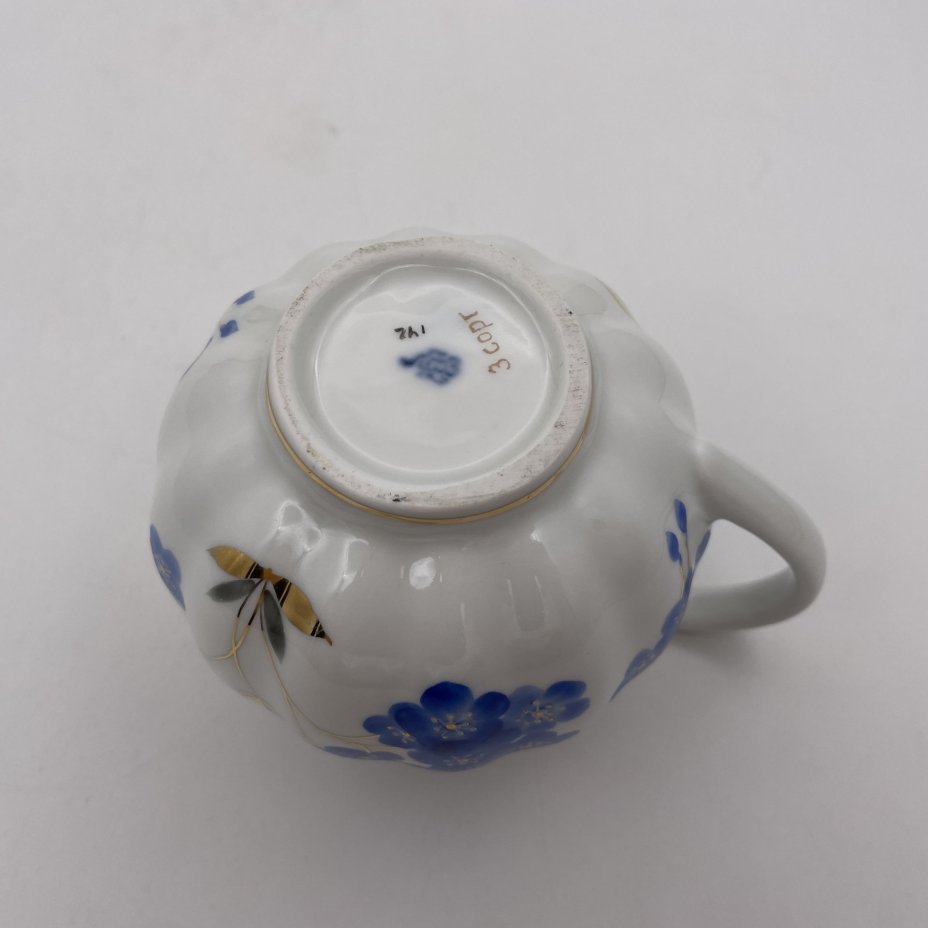 Молочник из сервиза "Флоксы" ("Голубые цветы"),  форма "Тюльпан",  автор формы: С.Е. Яковлева, автор росписи: Л.И. Лебединская, Ленинградский фарфоровый завод (ЛФЗ)