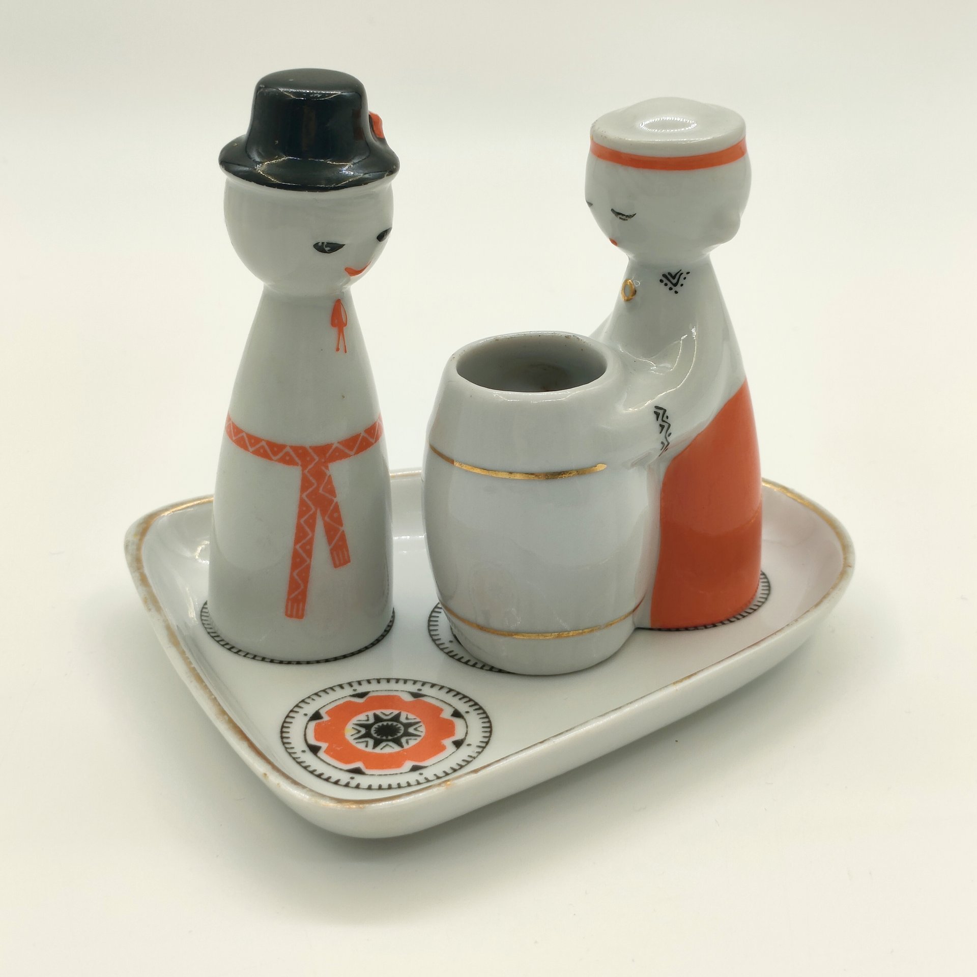 Набор для специй "Игра" (горчичница и перечница на подставке), автор Беатрисе Карклиня, фарфор, роспись, деколь, золочение, Рижский фарфорово-фаянсовый завод, СССР, 1966-1970 гг.