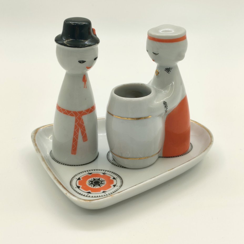 Набор для специй "Игра" (горчичница и перечница на подставке), автор Беатрисе Карклиня, фарфор, роспись, деколь, золочение, Рижский фарфорово-фаянсовый завод, СССР, 1966-1970 гг.