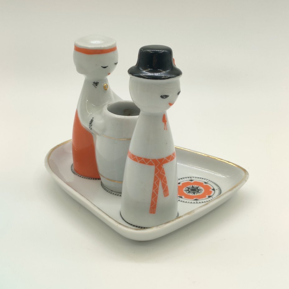 Набор для специй "Игра" (горчичница и перечница на подставке), автор Беатрисе Карклиня, фарфор, роспись, деколь, золочение, Рижский фарфорово-фаянсовый завод, СССР, 1966-1970 гг.