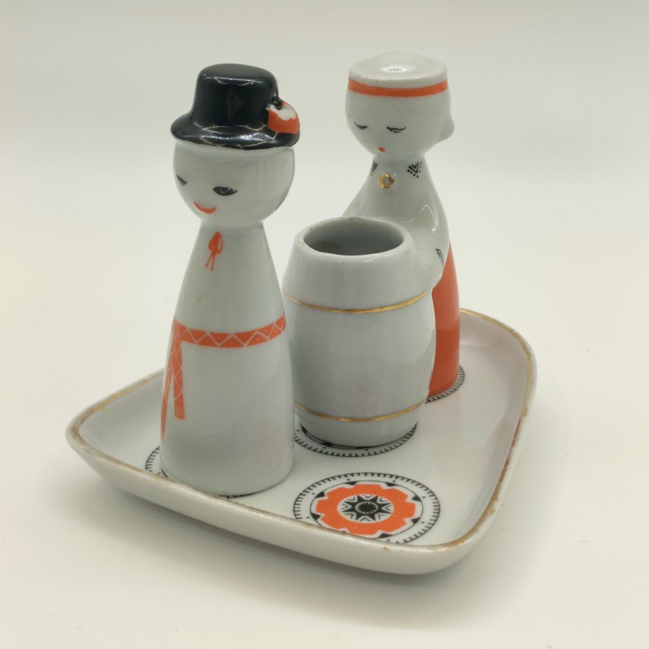 Набор для специй "Игра" (горчичница и перечница на подставке), автор Беатрисе Карклиня, фарфор, роспись, деколь, золочение, Рижский фарфорово-фаянсовый завод, СССР, 1966-1970 гг.