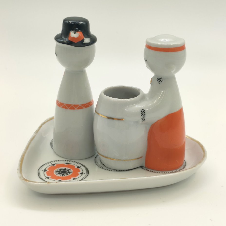 Набор для специй "Игра" (горчичница и перечница на подставке), автор Беатрисе Карклиня, фарфор, роспись, деколь, золочение, Рижский фарфорово-фаянсовый завод, СССР, 1966-1970 гг.