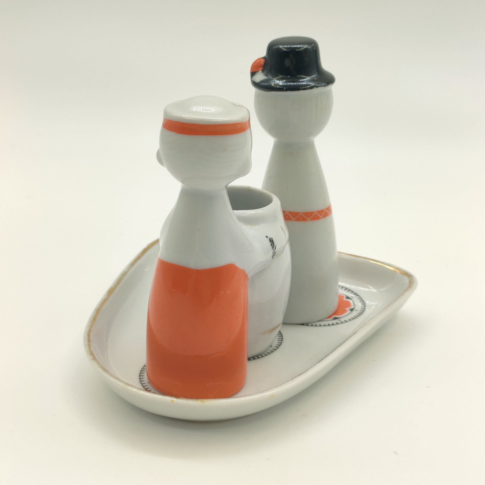Набор для специй "Игра" (горчичница и перечница на подставке), автор Беатрисе Карклиня, фарфор, роспись, деколь, золочение, Рижский фарфорово-фаянсовый завод, СССР, 1966-1970 гг.