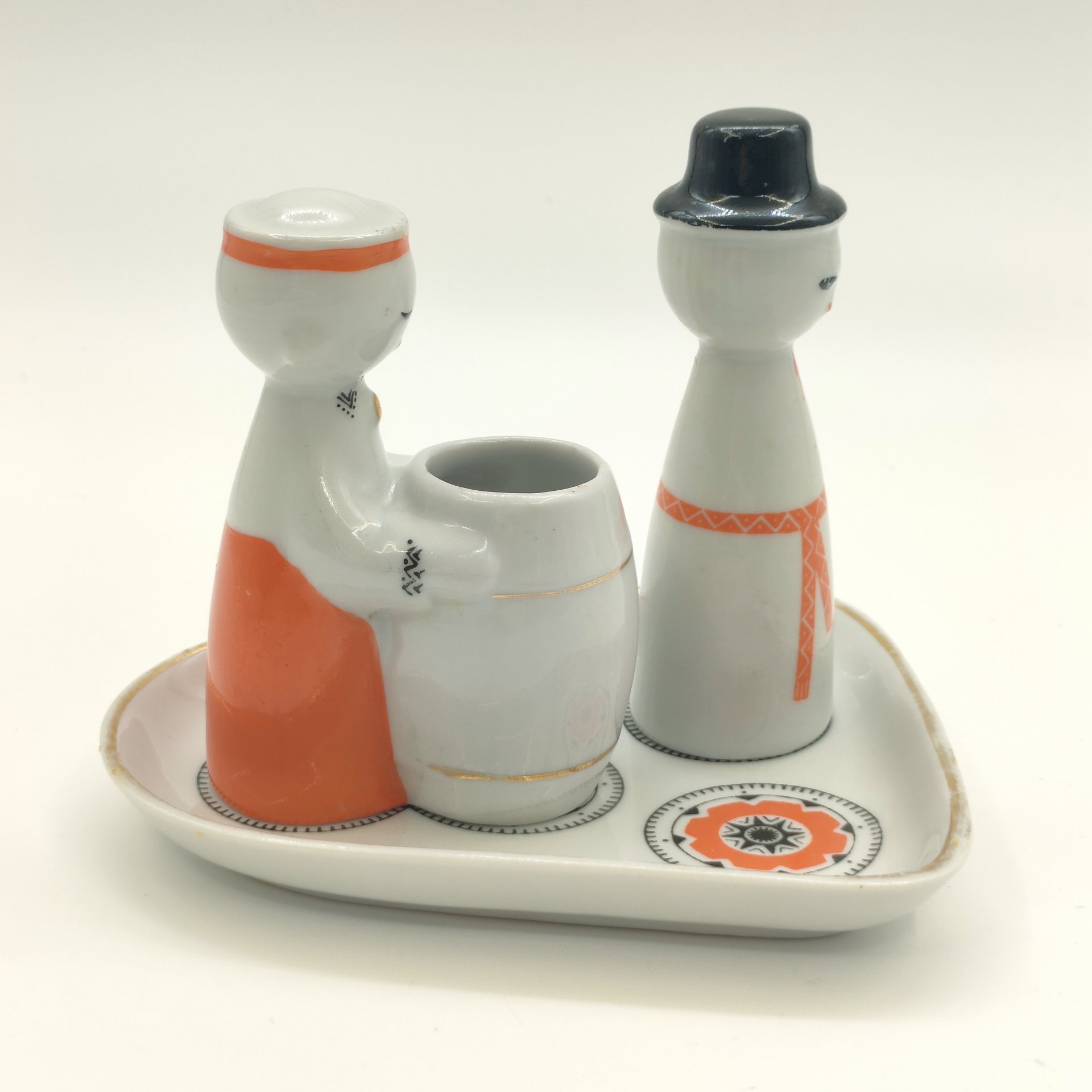 Набор для специй "Игра" (горчичница и перечница на подставке), автор Беатрисе Карклиня, фарфор, роспись, деколь, золочение, Рижский фарфорово-фаянсовый завод, СССР, 1966-1970 гг.
