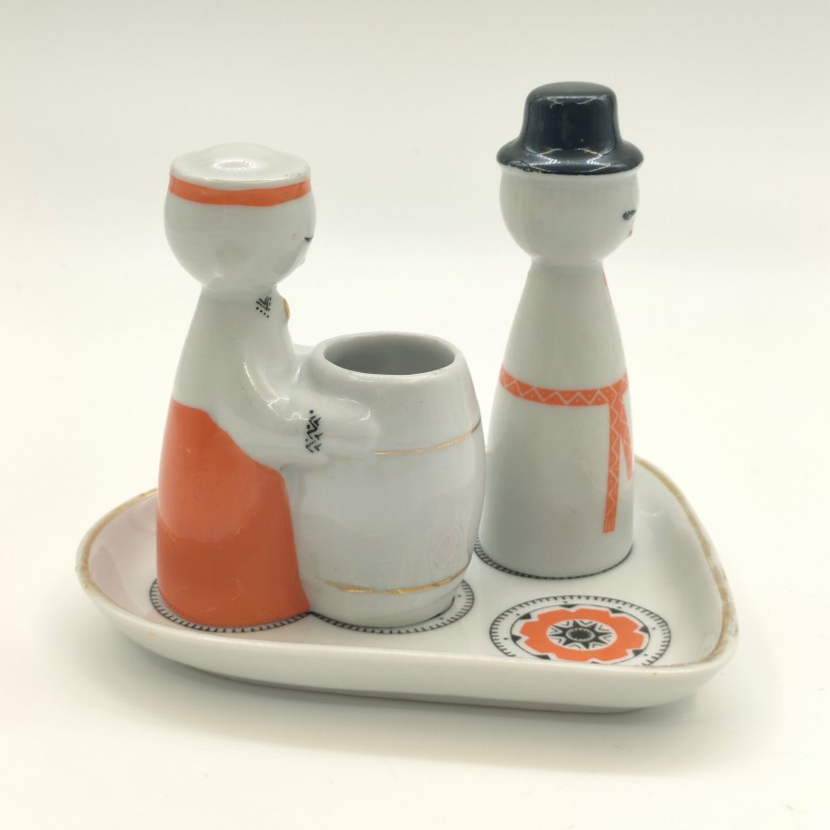 Набор для специй "Игра" (горчичница и перечница на подставке), автор Беатрисе Карклиня, фарфор, роспись, деколь, золочение, Рижский фарфорово-фаянсовый завод, СССР, 1966-1970 гг.