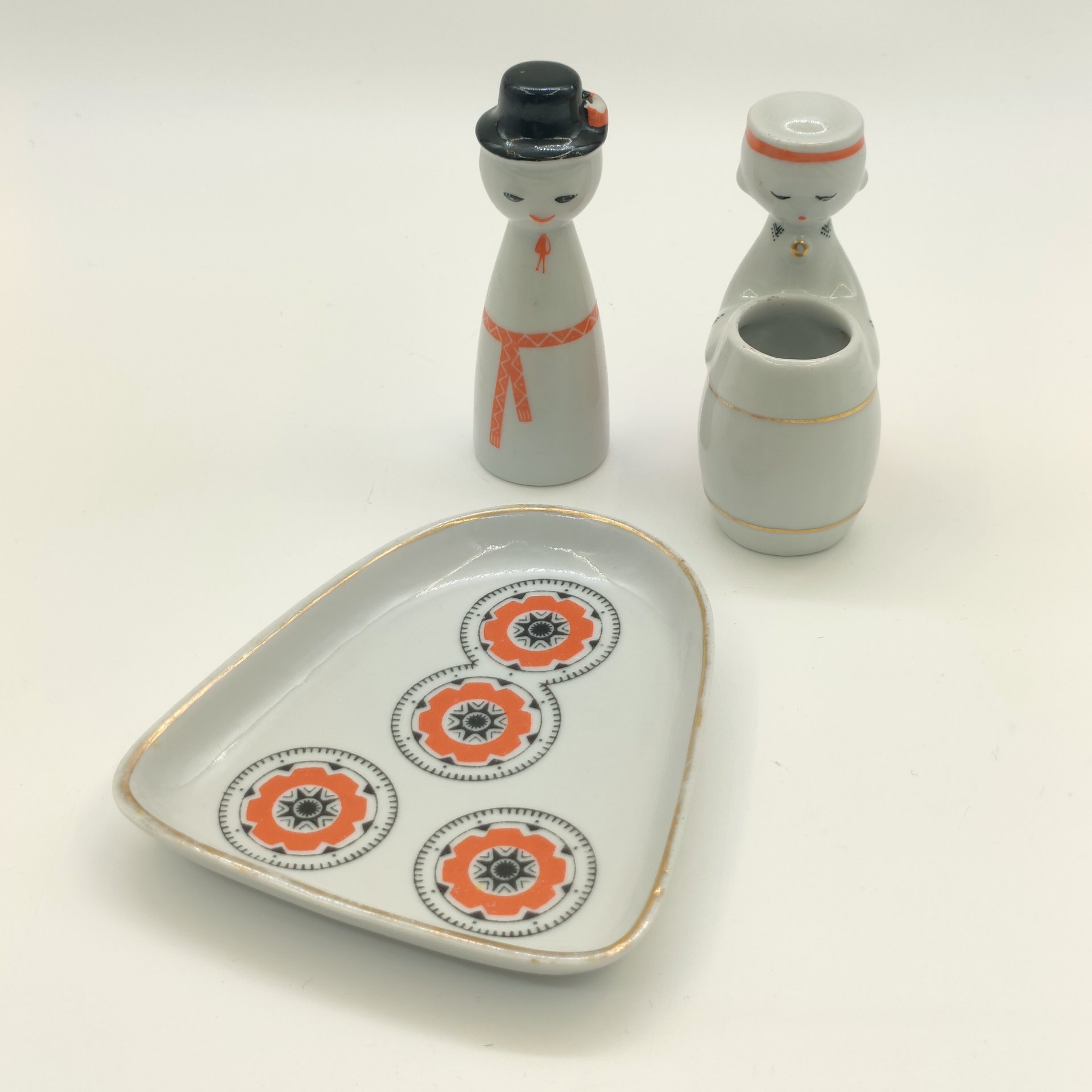 Набор для специй "Игра" (горчичница и перечница на подставке), автор Беатрисе Карклиня, фарфор, роспись, деколь, золочение, Рижский фарфорово-фаянсовый завод, СССР, 1966-1970 гг.