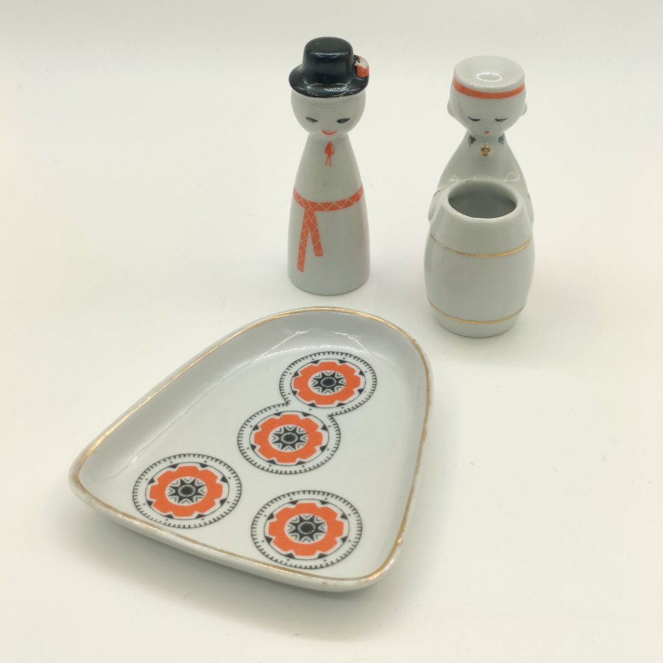 Набор для специй "Игра" (горчичница и перечница на подставке), автор Беатрисе Карклиня, фарфор, роспись, деколь, золочение, Рижский фарфорово-фаянсовый завод, СССР, 1966-1970 гг.