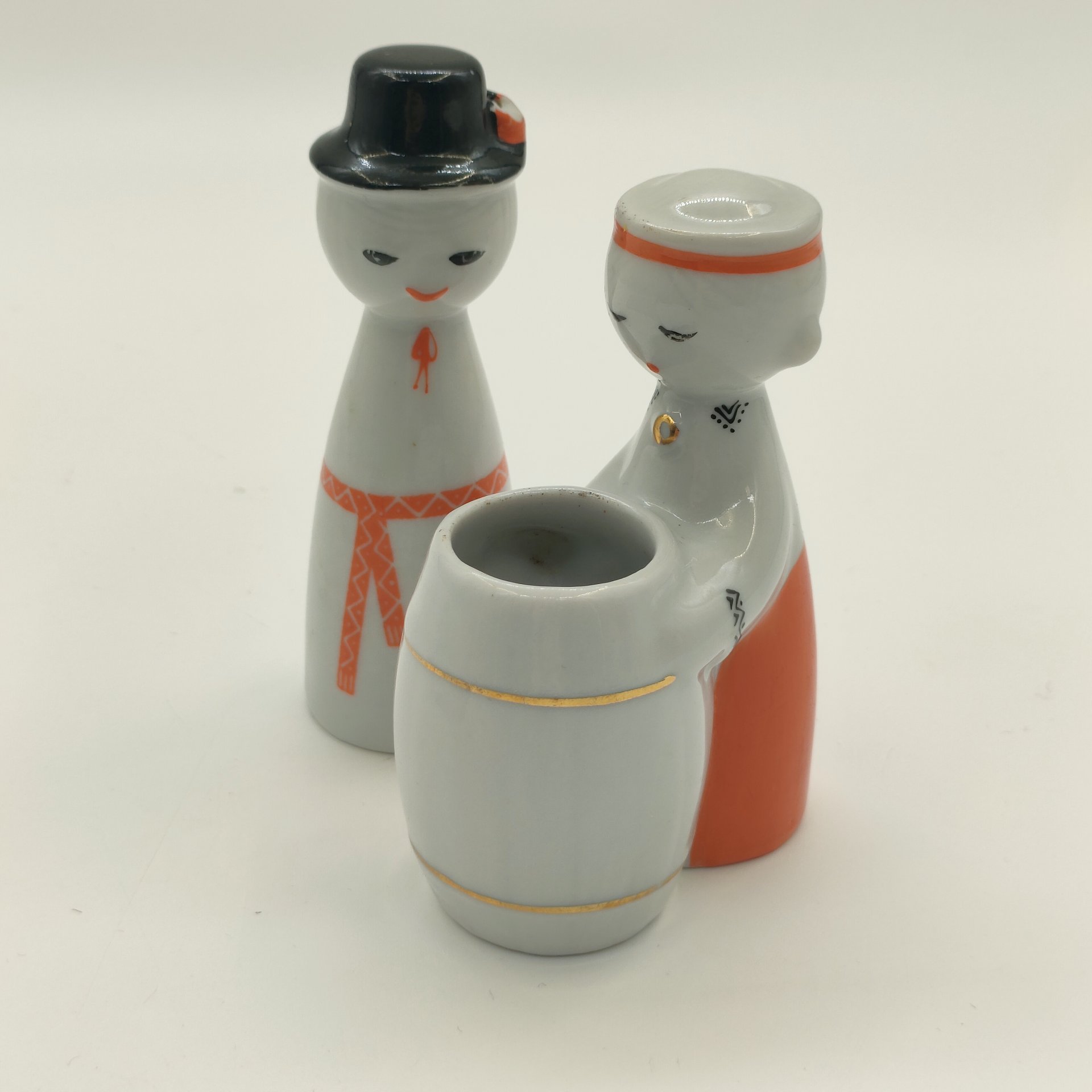 Набор для специй "Игра" (горчичница и перечница на подставке), автор Беатрисе Карклиня, фарфор, роспись, деколь, золочение, Рижский фарфорово-фаянсовый завод, СССР, 1966-1970 гг.