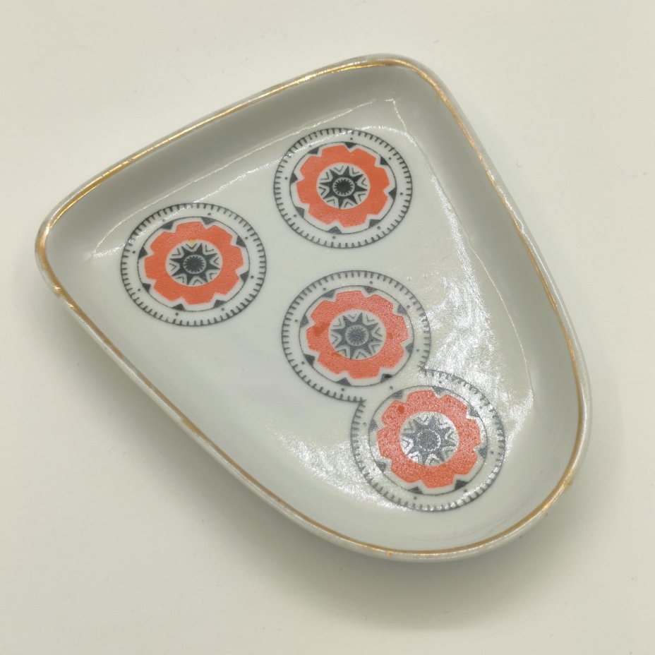 Набор для специй "Игра" (горчичница и перечница на подставке), автор Беатрисе Карклиня, фарфор, роспись, деколь, золочение, Рижский фарфорово-фаянсовый завод, СССР, 1966-1970 гг.