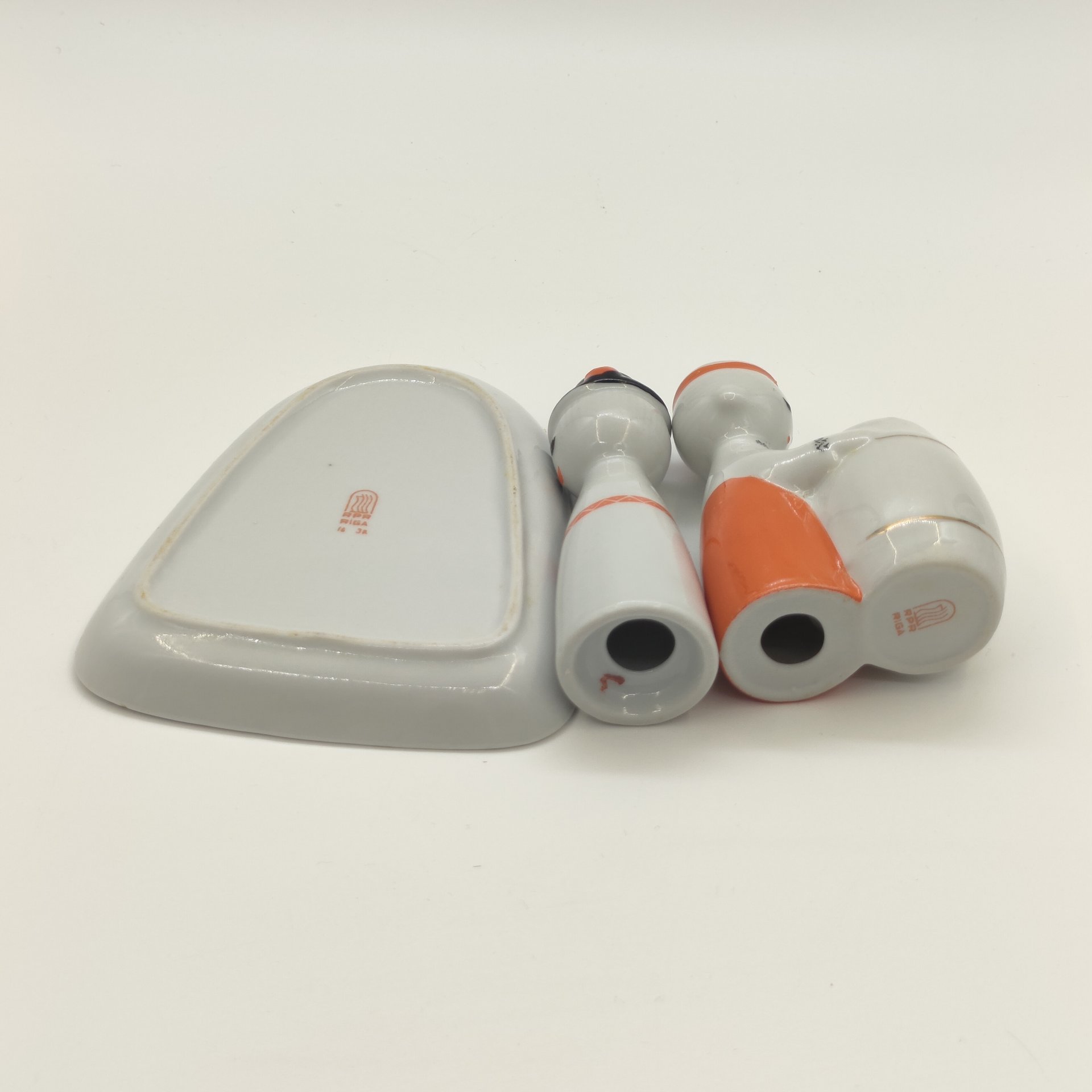 Набор для специй "Игра" (горчичница и перечница на подставке), автор Беатрисе Карклиня, фарфор, роспись, деколь, золочение, Рижский фарфорово-фаянсовый завод, СССР, 1966-1970 гг.