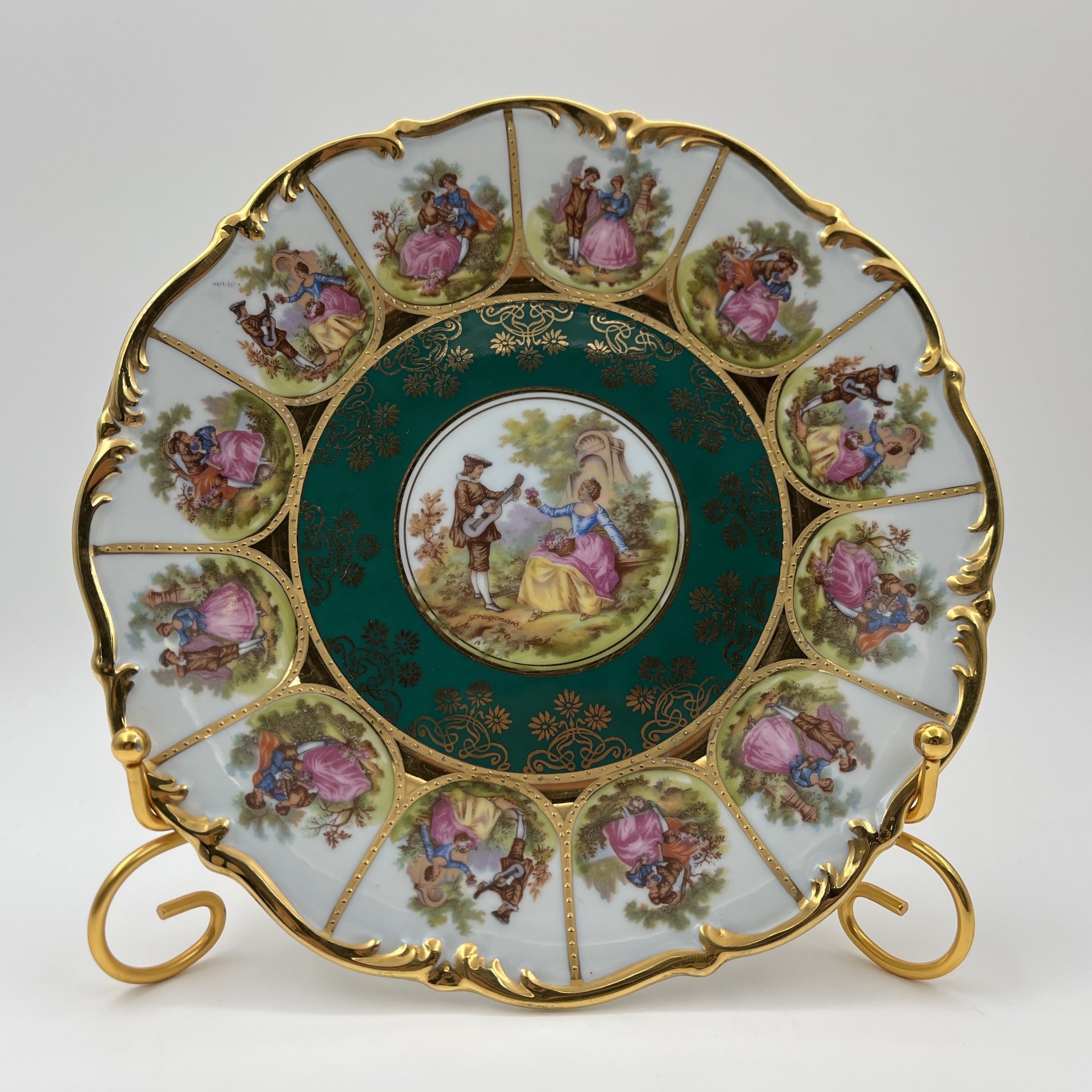 Тарелка, украшенная изображением сюжетов по картинам Жан-Оноре Фрагонара, фарфор, деколь, золочение, DW Karlsbader, Чехия, 1970-1990 гг.