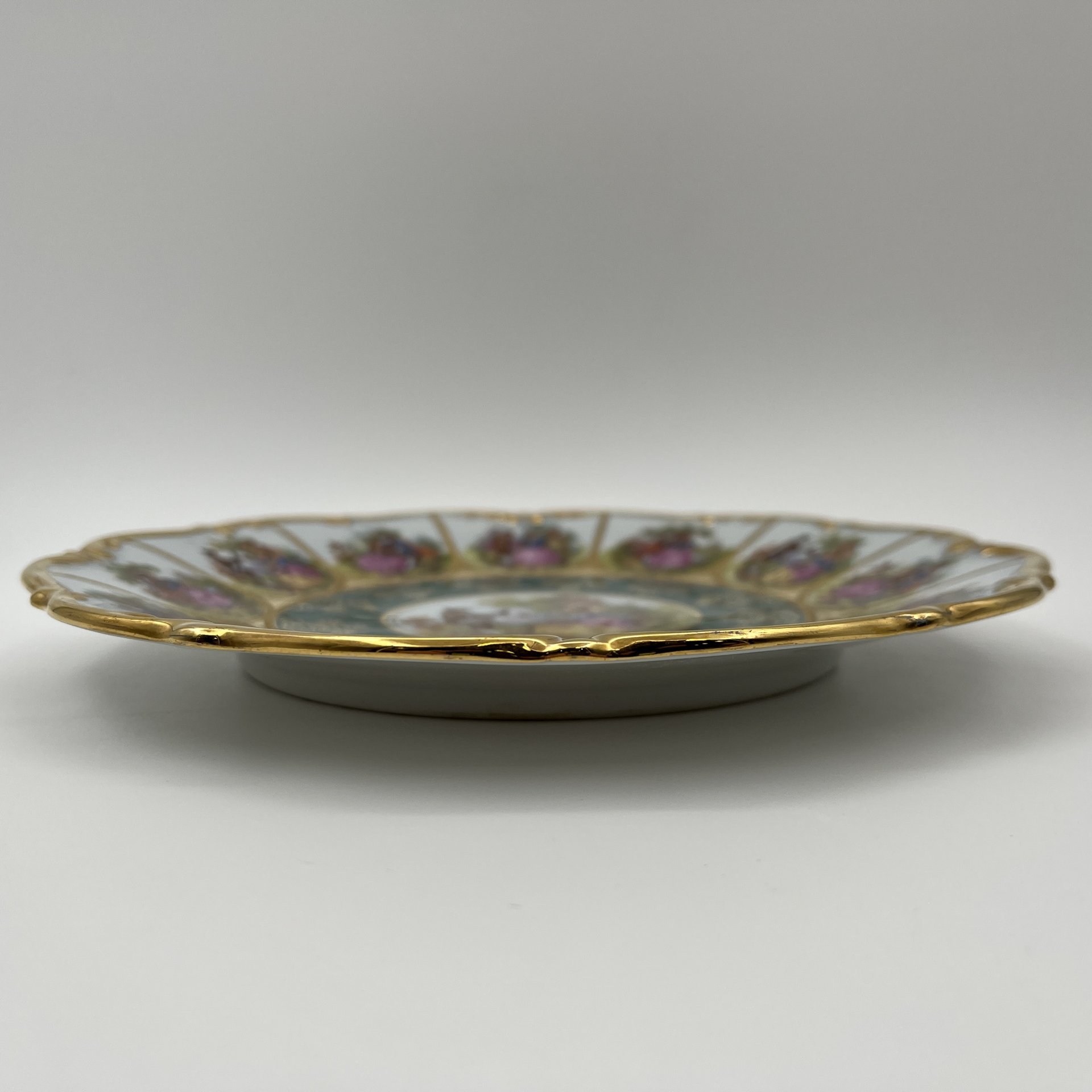 Тарелка, украшенная изображением сюжетов по картинам Жан-Оноре Фрагонара, фарфор, деколь, золочение, DW Karlsbader, Чехия, 1970-1990 гг.