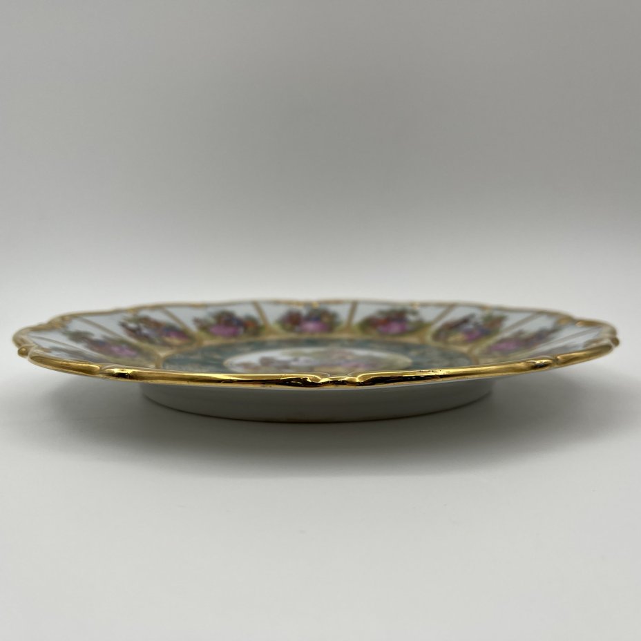 Тарелка, украшенная изображением сюжетов по картинам Жан-Оноре Фрагонара, фарфор, деколь, золочение, DW Karlsbader, Чехия, 1970-1990 гг.