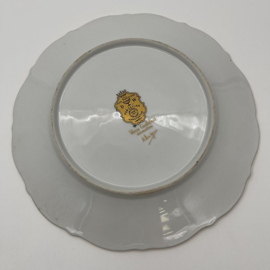 Тарелка, украшенная изображением сюжетов по картинам Жан-Оноре Фрагонара, фарфор, деколь, золочение, DW Karlsbader, Чехия, 1970-1990 гг.