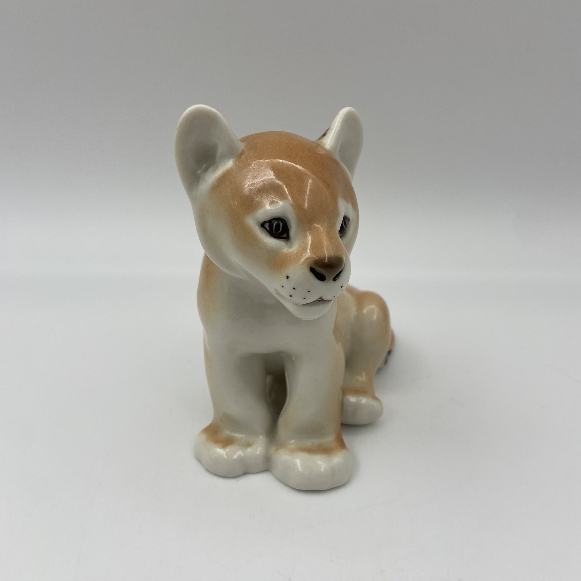 Статуэтка "Львенок сидящий", скульптор Воробьев Б.Я., фарфор, роспись, Ленинградский фарфоровый завод (ЛФЗ), СССР, 1970-1990 гг.