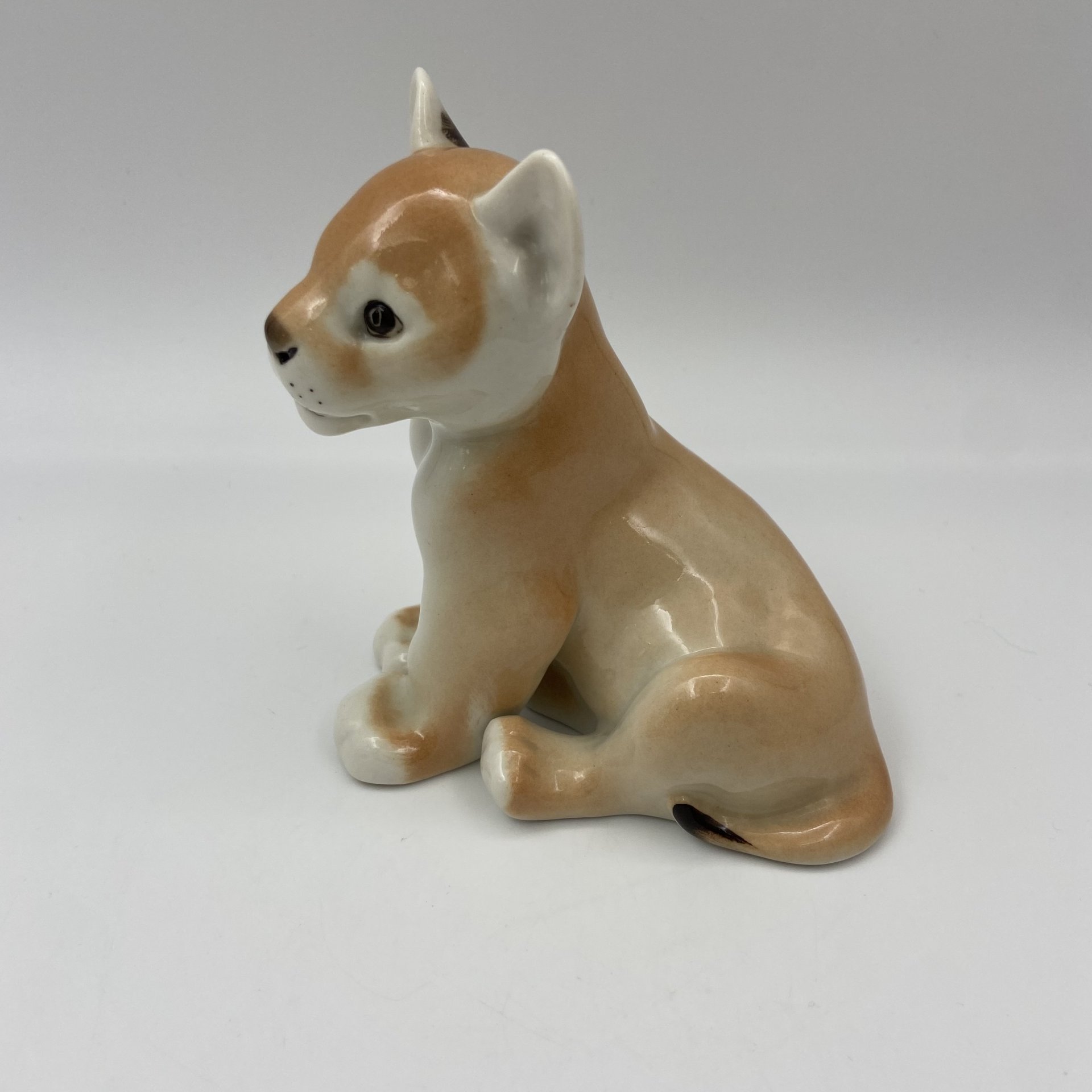 Статуэтка "Львенок сидящий", скульптор Воробьев Б.Я., фарфор, роспись, Ленинградский фарфоровый завод (ЛФЗ), СССР, 1970-1990 гг.