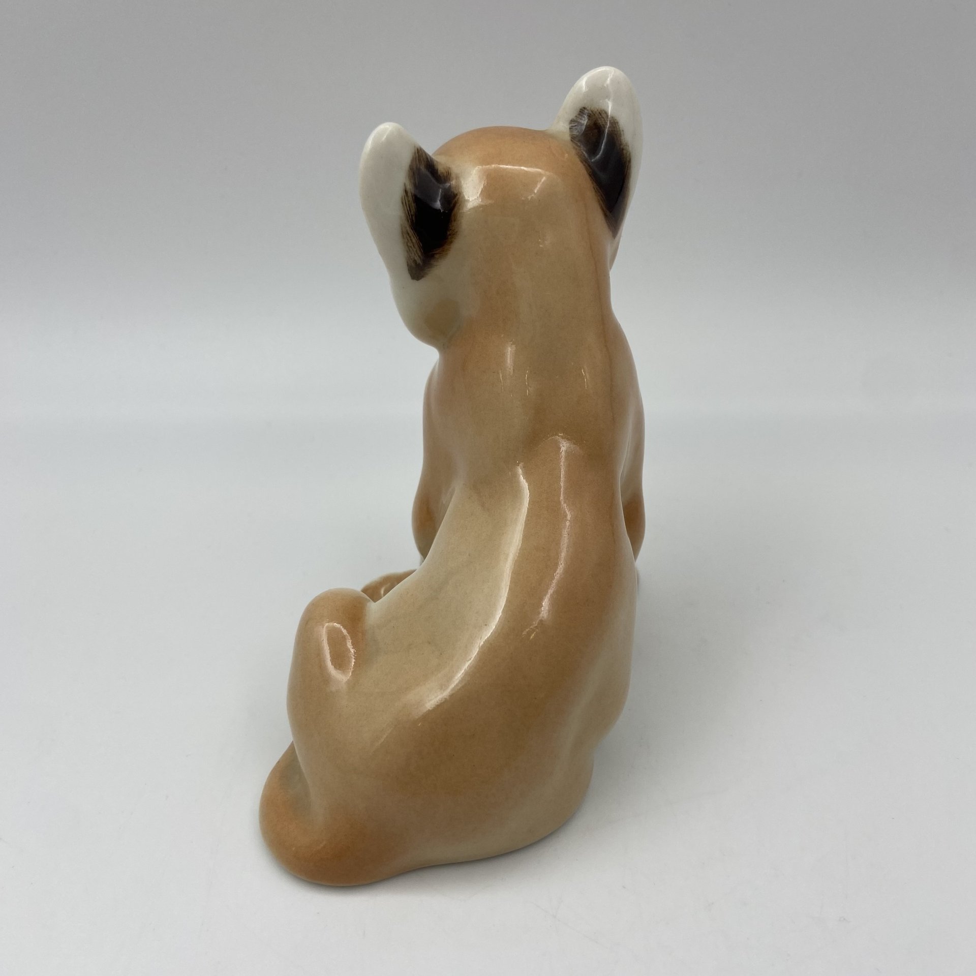 Статуэтка "Львенок сидящий", скульптор Воробьев Б.Я., фарфор, роспись, Ленинградский фарфоровый завод (ЛФЗ), СССР, 1970-1990 гг.