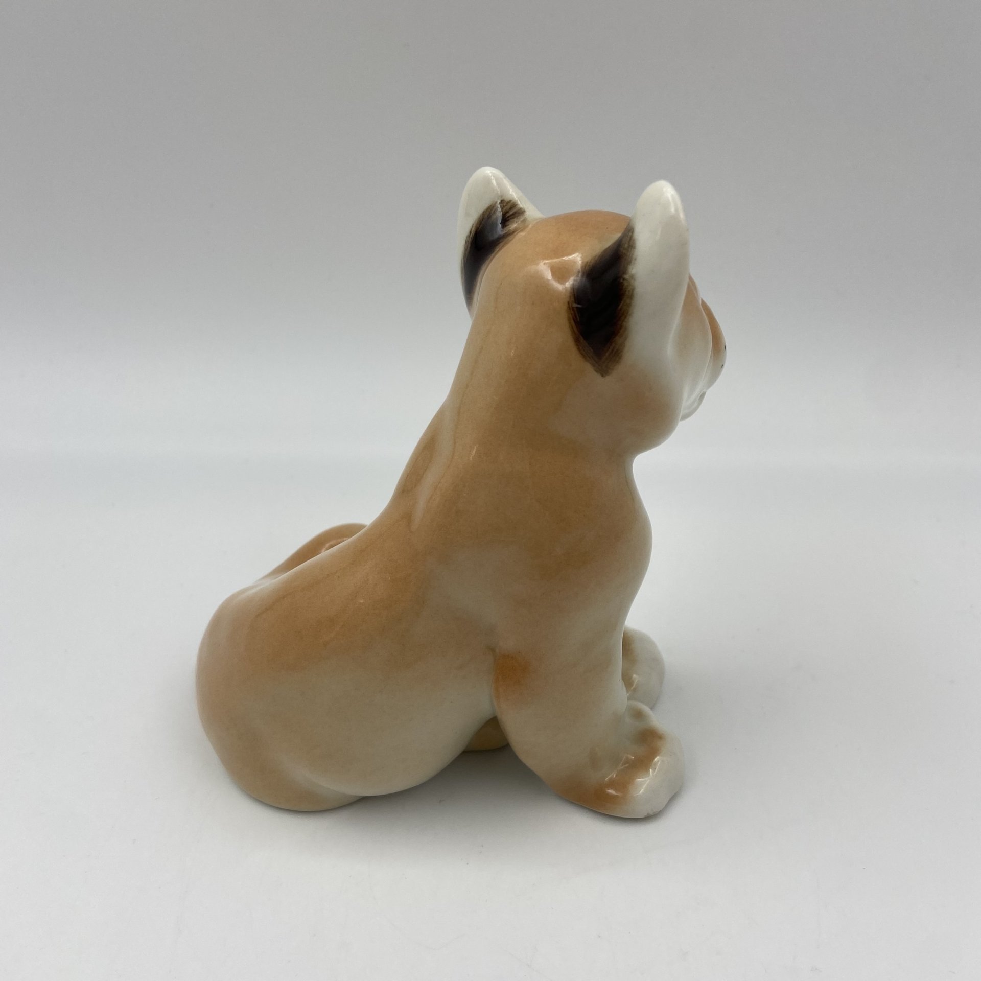 Статуэтка "Львенок сидящий", скульптор Воробьев Б.Я., фарфор, роспись, Ленинградский фарфоровый завод (ЛФЗ), СССР, 1970-1990 гг.