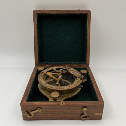 Солнечные часы и компас в кофре