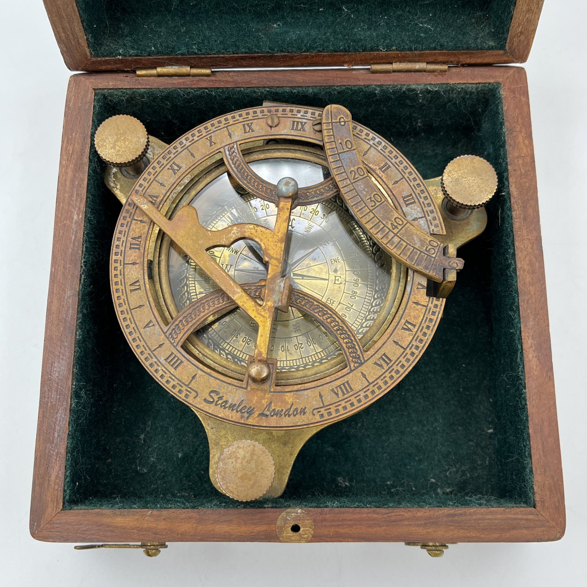 Солнечные часы и компас в кофре