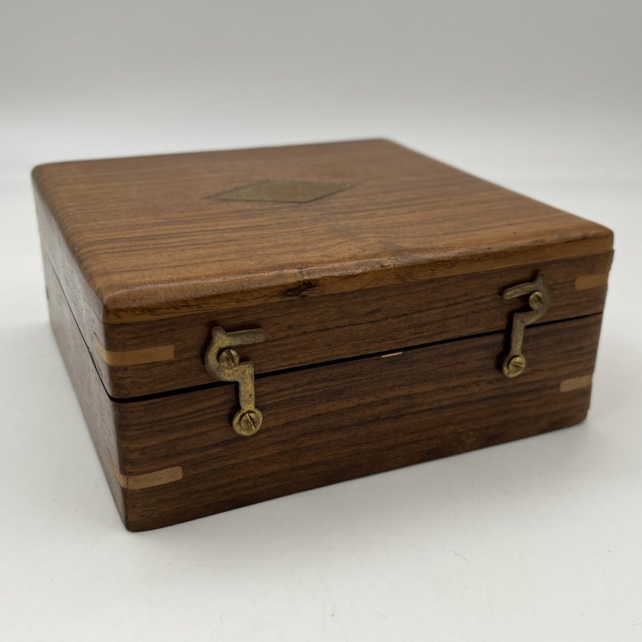 Солнечные часы и компас в кофре