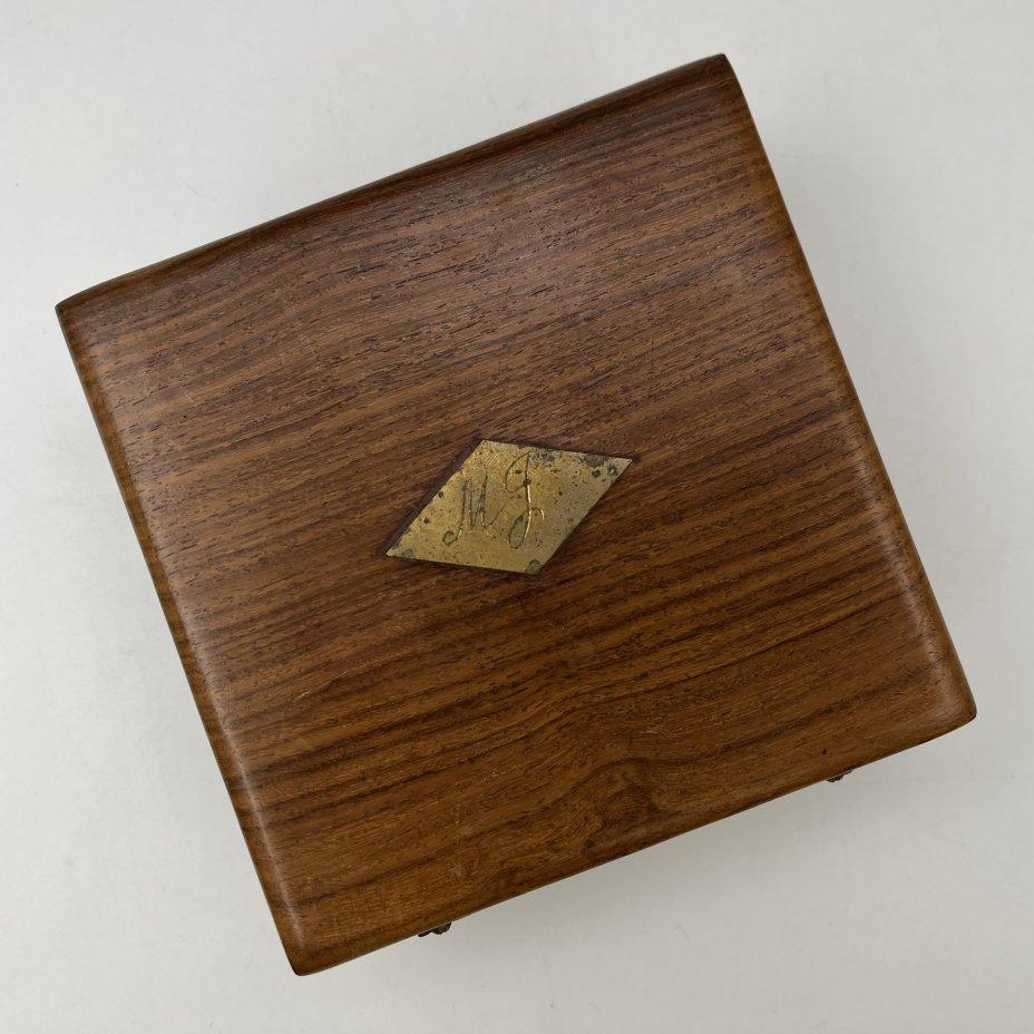 Солнечные часы и компас в кофре