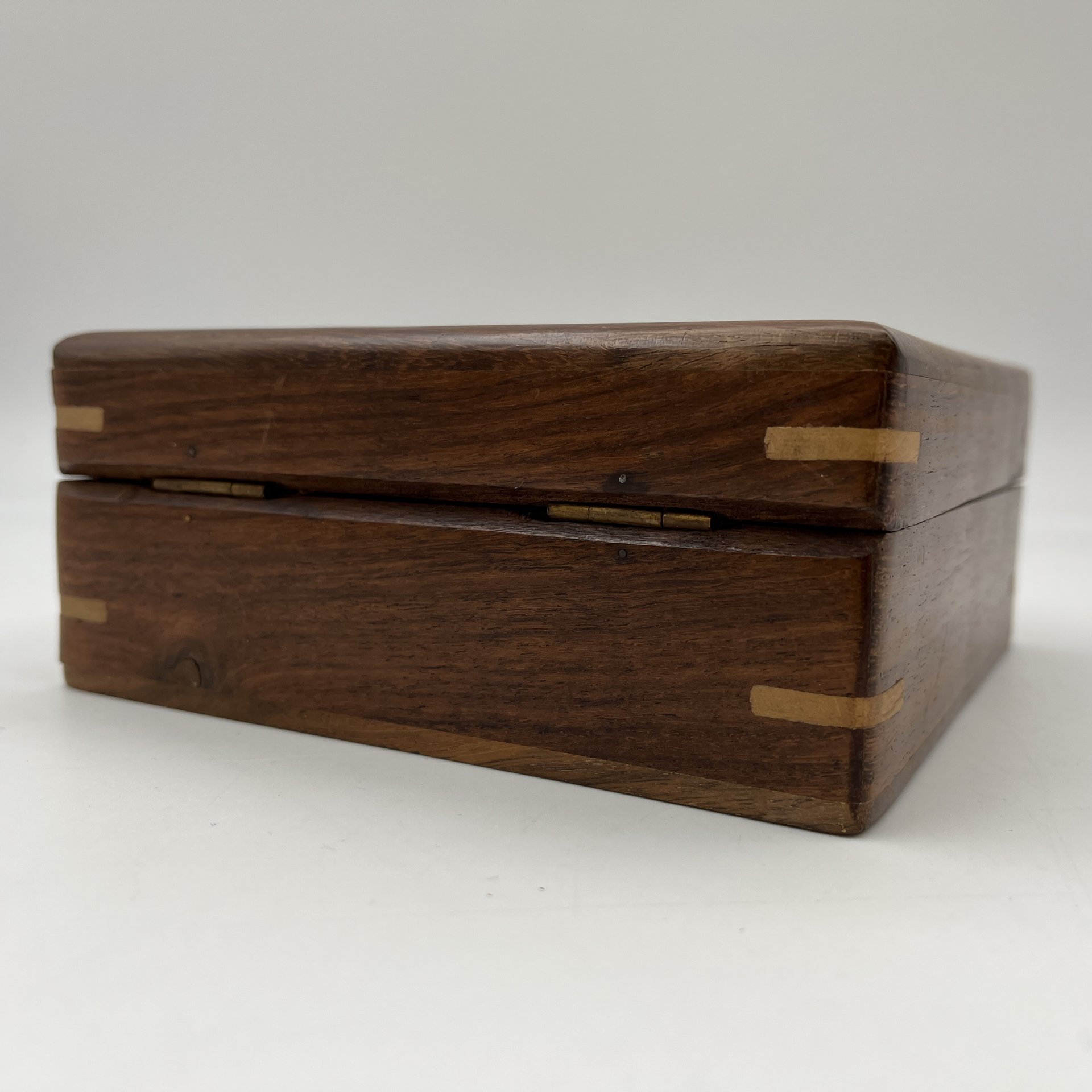 Солнечные часы и компас в кофре