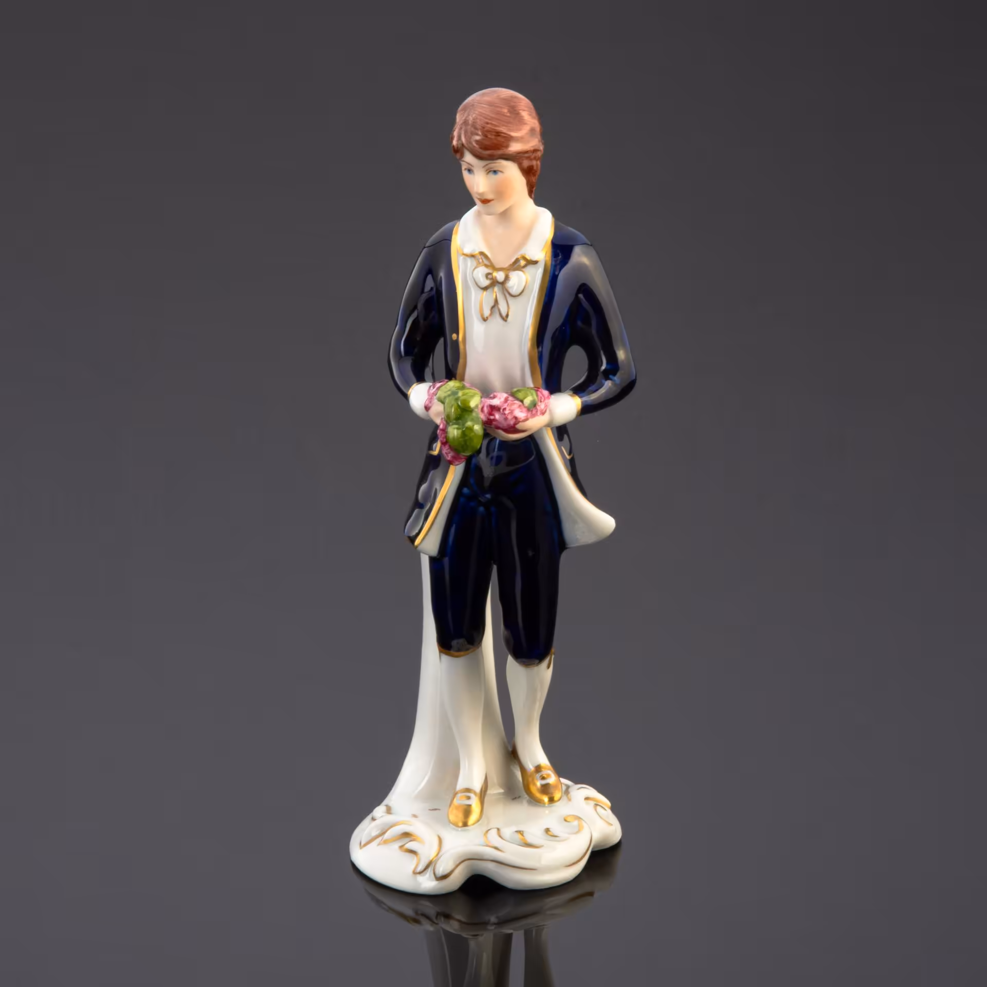 Статуэтка "Кавалер с цветами", Royal Dux