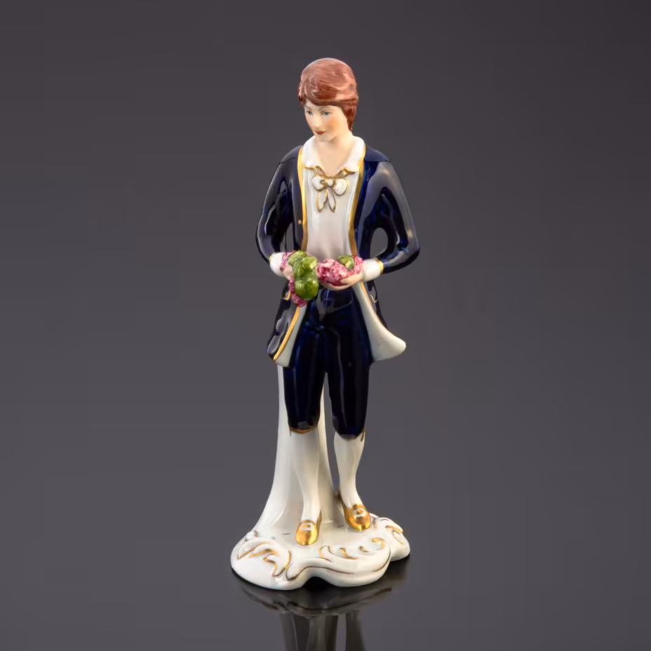 Статуэтка "Кавалер с цветами", Royal Dux