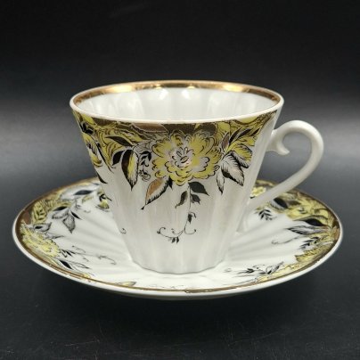 Пара чайная с декором в виде желтых цветов, форма "Лучистая", фарфор, деколь, роспись, золочение, Ленинградский фарфоровый завод (ЛФЗ), СССР, 1970-1992 гг.