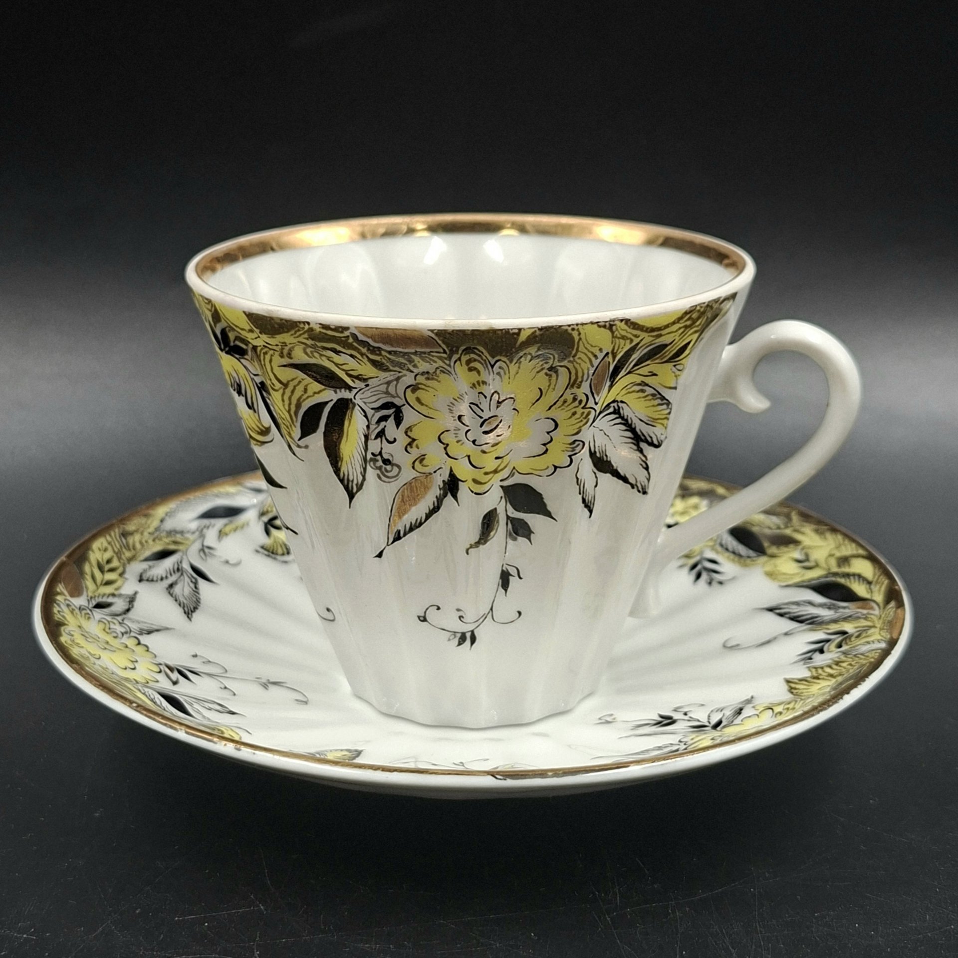 Пара чайная с декором в виде желтых цветов, форма "Лучистая", фарфор, деколь, роспись, золочение, Ленинградский фарфоровый завод (ЛФЗ), СССР, 1970-1992 гг.
