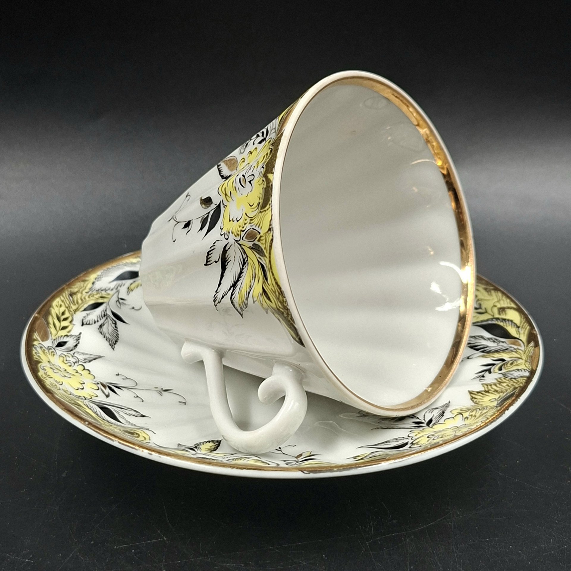 Пара чайная с декором в виде желтых цветов, форма "Лучистая", фарфор, деколь, роспись, золочение, Ленинградский фарфоровый завод (ЛФЗ), СССР, 1970-1992 гг.