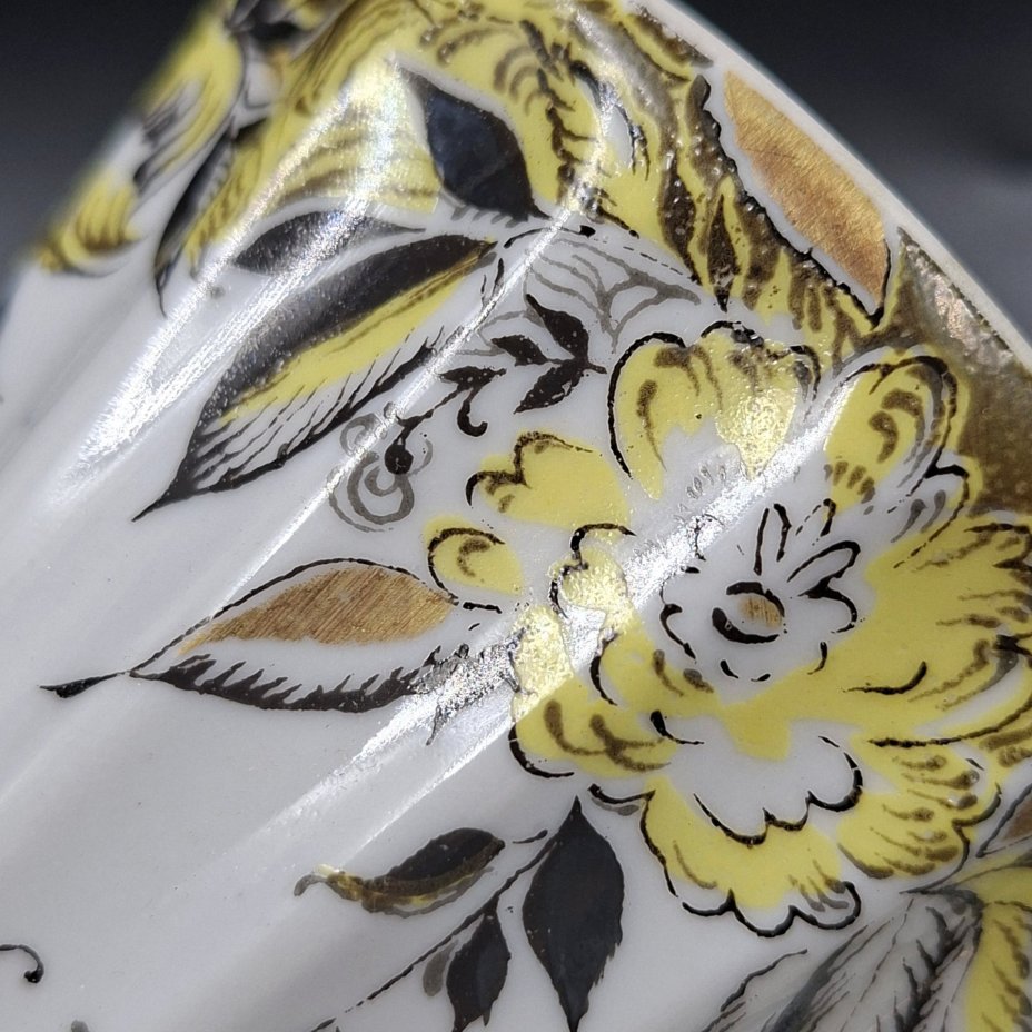 Пара чайная с декором в виде желтых цветов, форма "Лучистая", фарфор, деколь, роспись, золочение, Ленинградский фарфоровый завод (ЛФЗ), СССР, 1970-1992 гг.