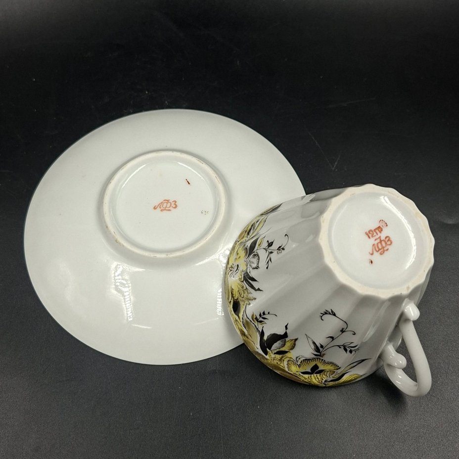 Пара чайная с декором в виде желтых цветов, форма "Лучистая", фарфор, деколь, роспись, золочение, Ленинградский фарфоровый завод (ЛФЗ), СССР, 1970-1992 гг.