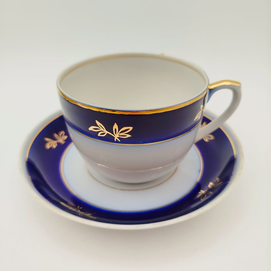 Пара чайная с синим кантом и растительным декором, фарфор, крытье кобальтом, золочение, Дмитровский фарфоровый завод (ДФЗ Вербилки), СССР, 1954-1965 гг.