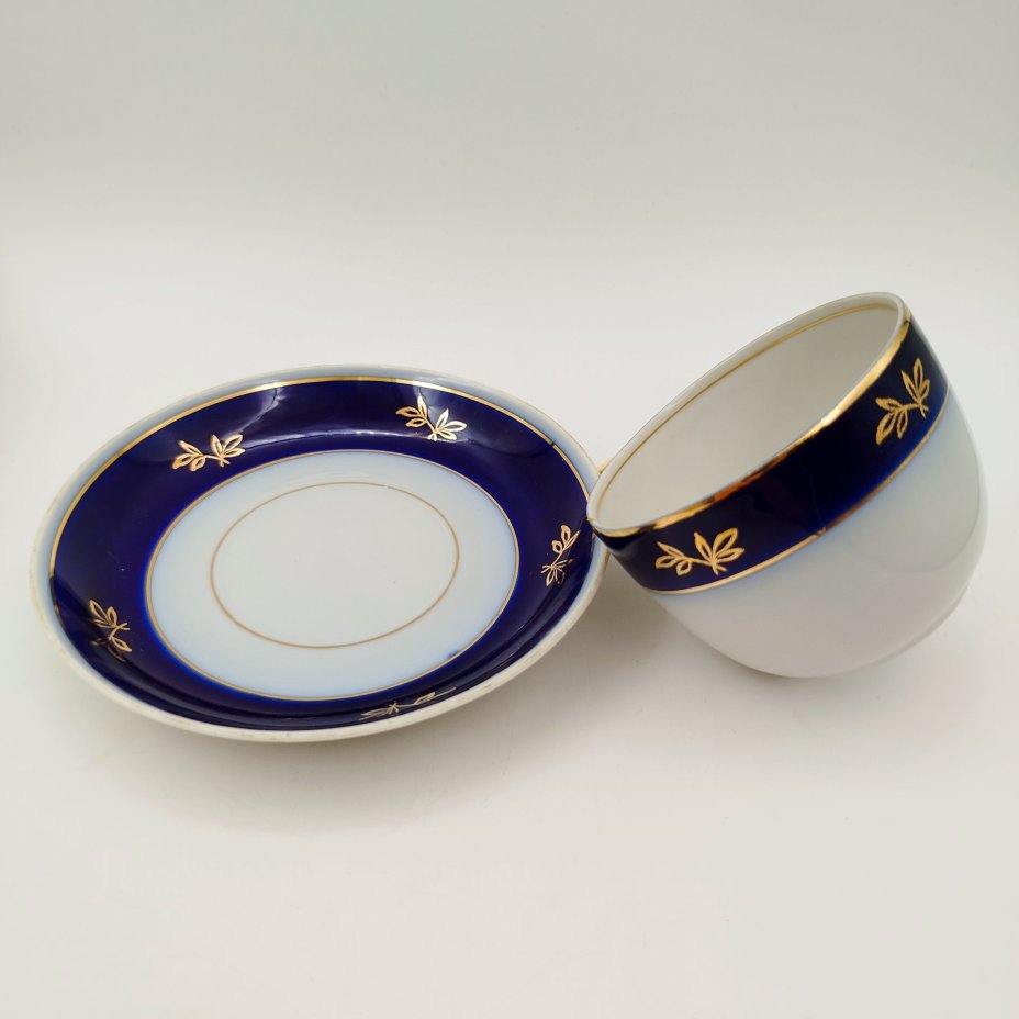 Пара чайная с синим кантом и растительным декором, фарфор, крытье кобальтом, золочение, Дмитровский фарфоровый завод (ДФЗ Вербилки), СССР, 1954-1965 гг.