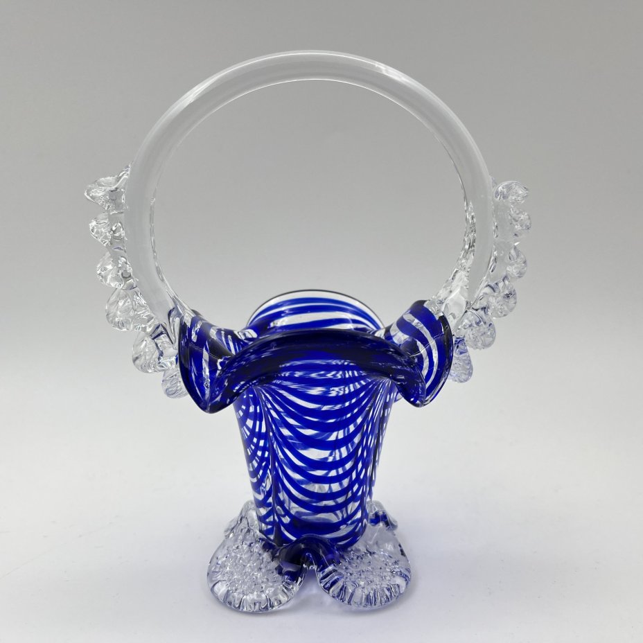 Вазочка в виде корзины, автор А.Ф. Федорков, стекло, гутная техника, «неманская нить», Стеклозавод «Неман», СССР, 1970-1980 гг.