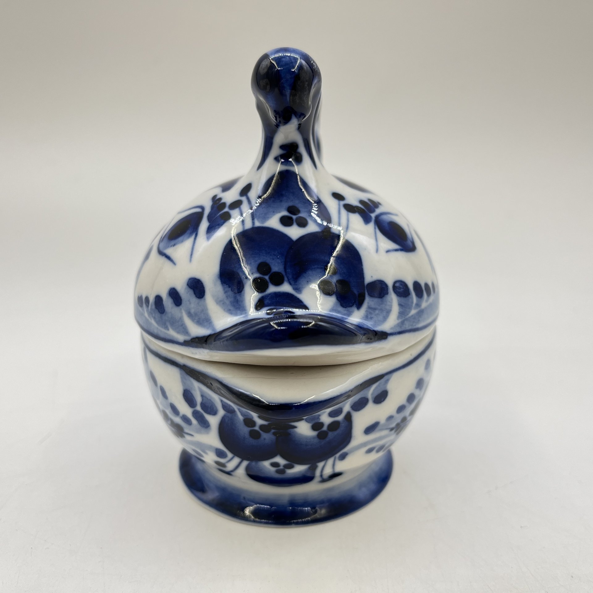 Сахарница (икорница) "Рыба", фарфор, роспись, Объединение «Гжель», СССР, 1991-2010 гг.