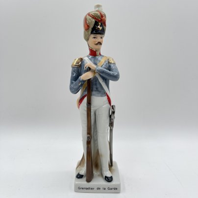 Статуэтка гренадёра гвардии из серии "Армия Наполеона" (Grenadier de la Garde)