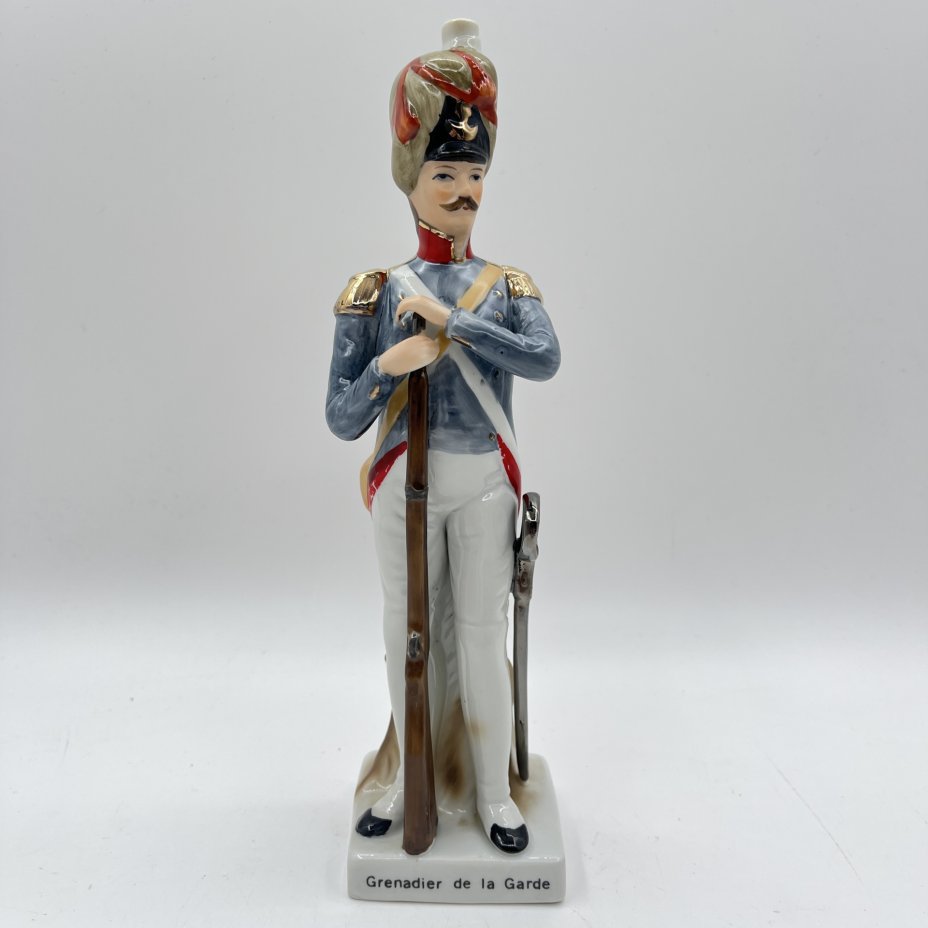 Статуэтка гренадёра гвардии из серии "Армия Наполеона" (Grenadier de la Garde)