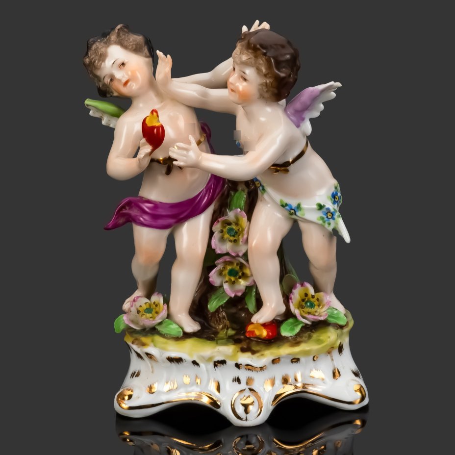 Статуэтка-карандашница "Амуры, борющиеся за сердце", Sandizell, Höffner & Co., фарфор, роспись, золочение, Германия, 1960-1990 гг.