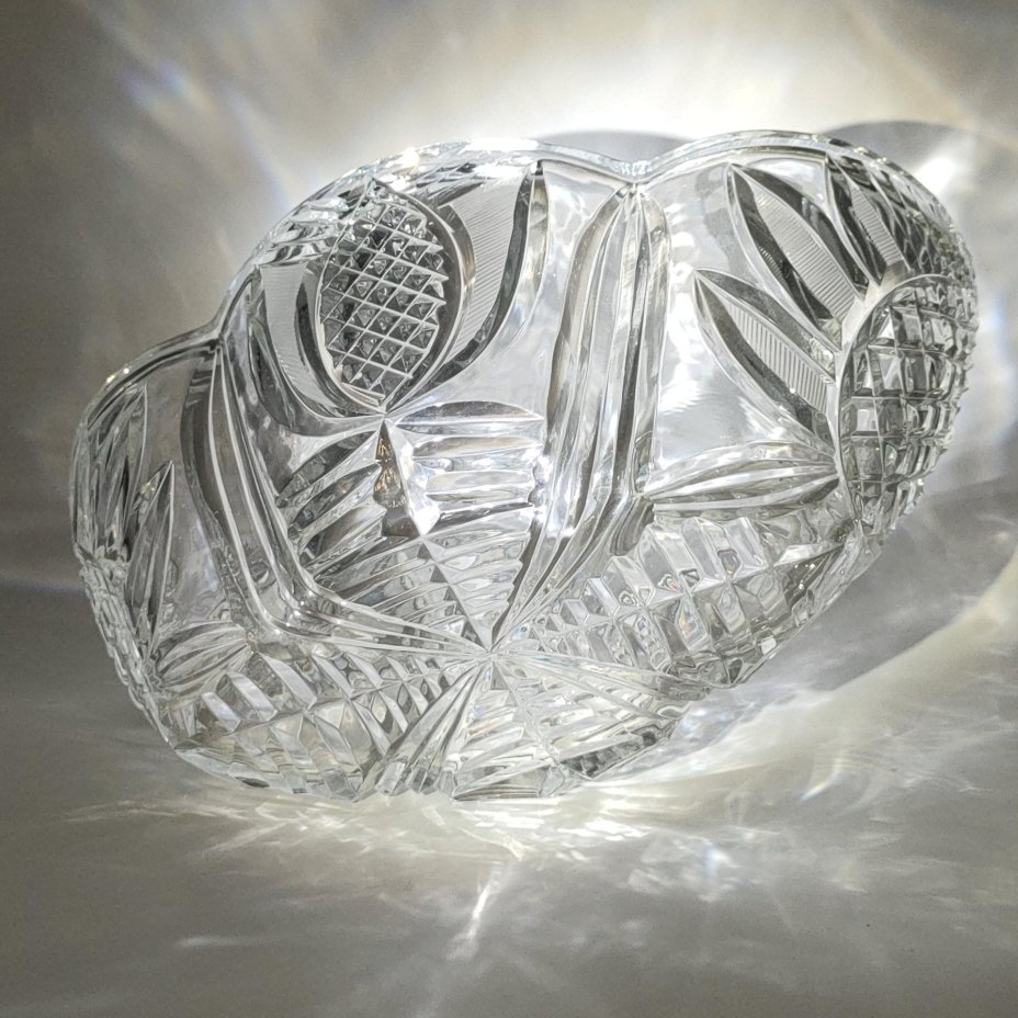 Конфетница (фруктовница) с рельефным декором