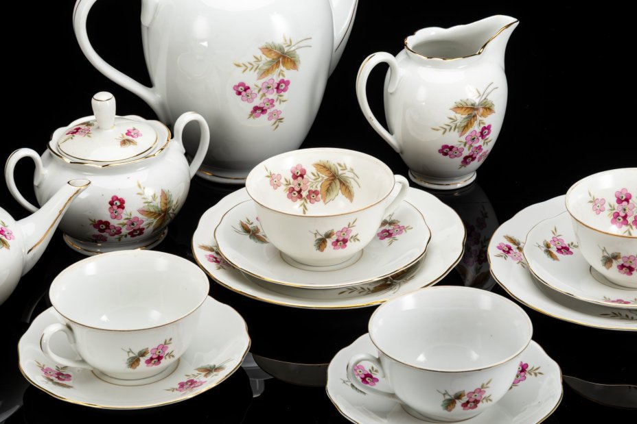 Сервиз чайный с нежным цветочным декором, на 4 персоны (14 предметов), фарфор, деколь, золочение, Kahla-Könitz, Германия, 1954-1962 гг.