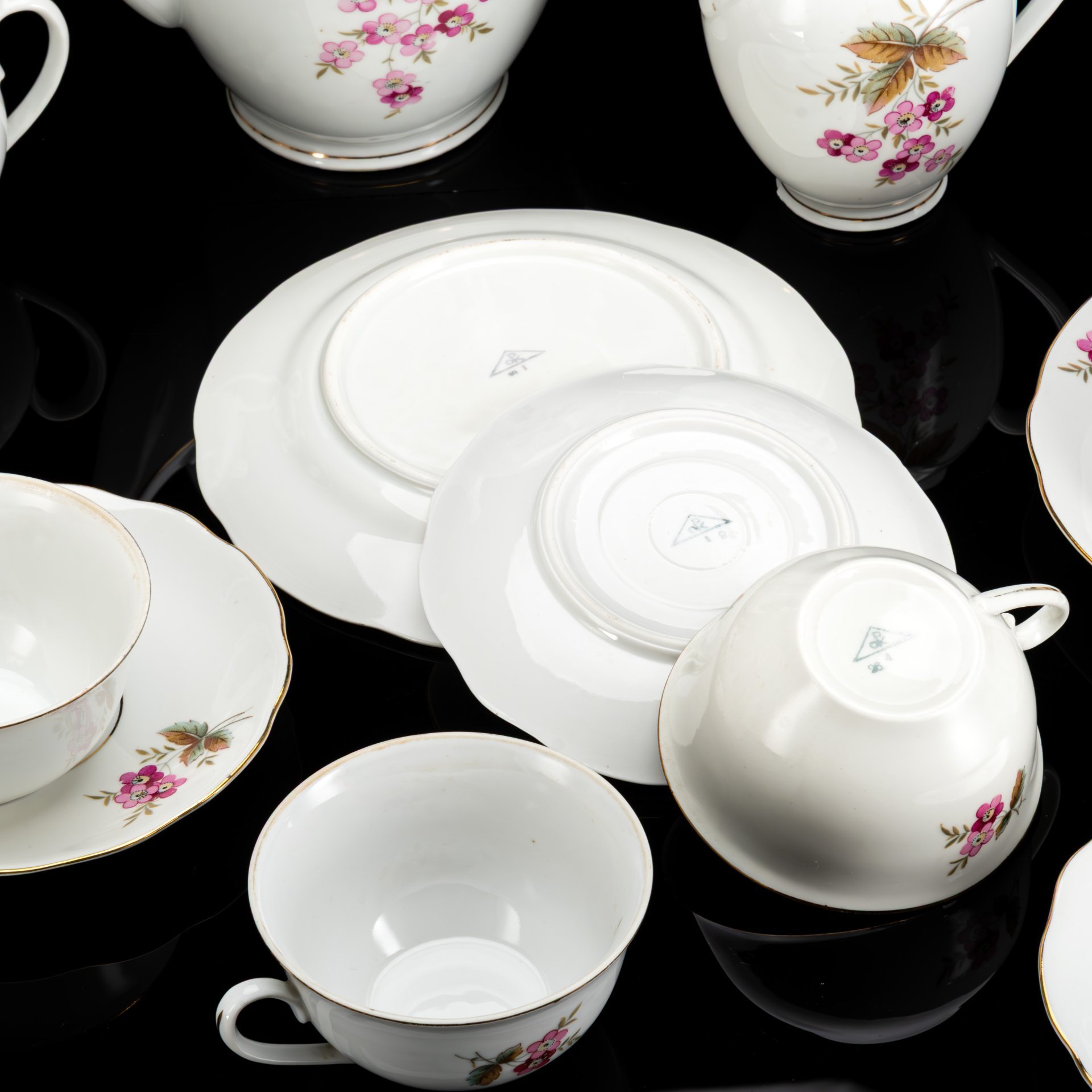 Сервиз чайный с нежным цветочным декором, на 4 персоны (14 предметов), фарфор, деколь, золочение, Kahla-Könitz, Германия, 1954-1962 гг.